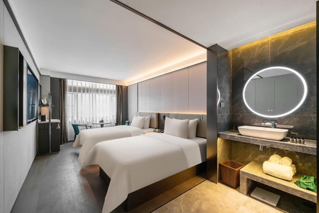 Pujing Weiting People's Square Xinzha Road Subway Station Branch Hotel